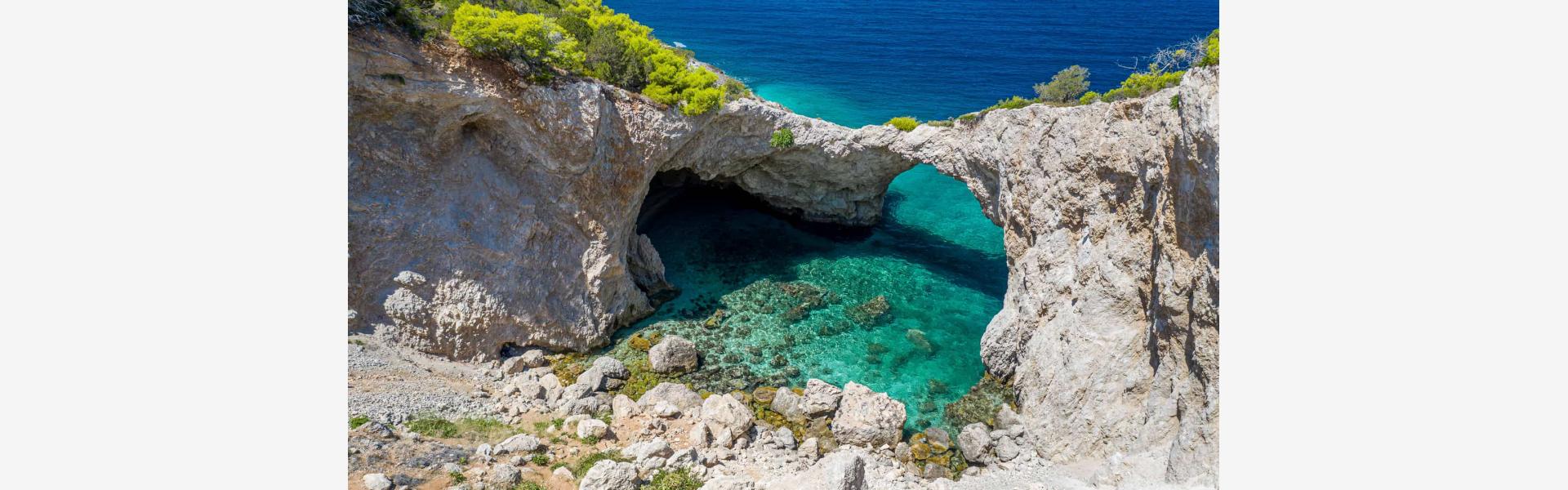 Σπηλιά της φώκιας Λουτράκι