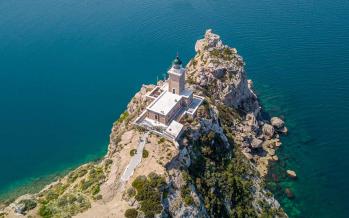 Φάρος Μελαγκάβι Φάρος Μελαγκάβι στο Λουτράκι