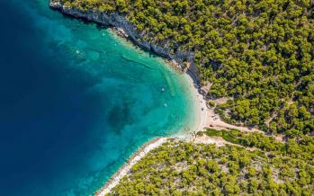 Μικρά Στραβά παραλία στο Λουτράκι - Πανοραμική