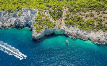 Η σπηλιά της φώκιας στο Λουτράκι