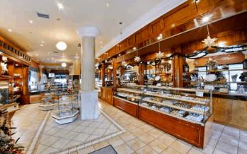 Papadakis cafe patisserie in Loutraki